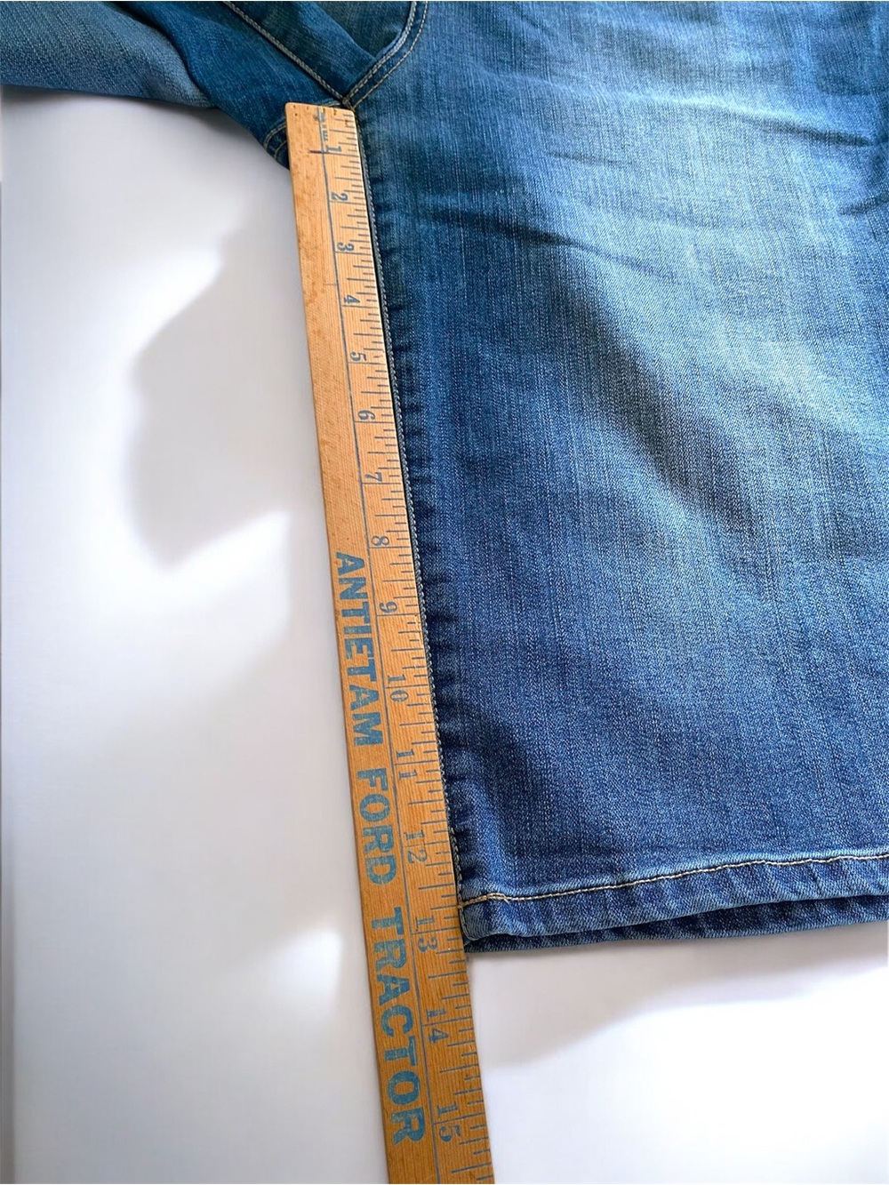 Bandolino Medium Wash Bermuda Denim Shorts Mid Rise Stretch Womens 12 - Picture 11 of 12